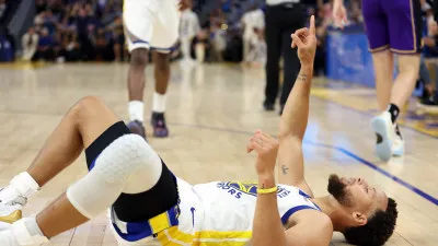 Los Warriors celebran su anillo con un paseo ante los Lakers