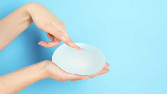 Mujeres se rebelan contra los implantes mamarios por daños a la salud