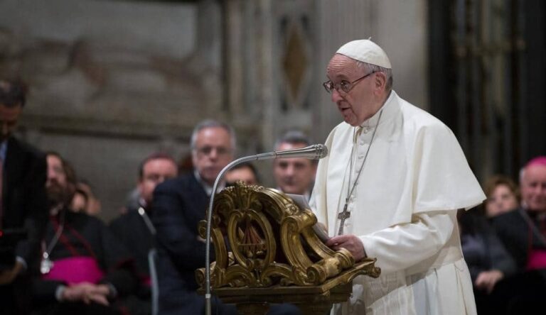 Papa pide diálogo serio sobre no proliferación de armas atómicas