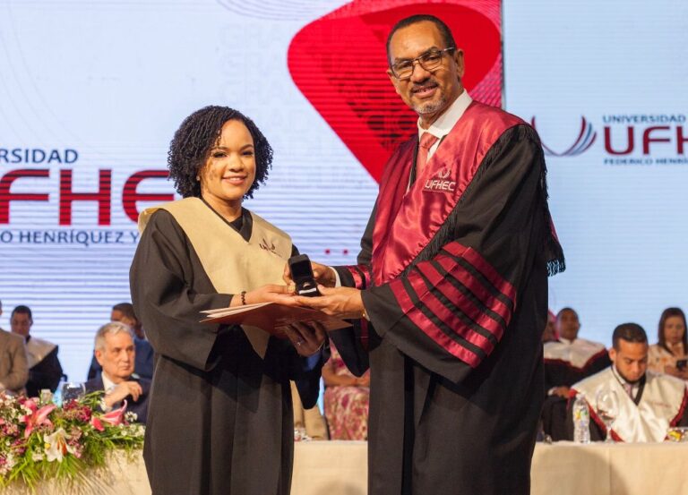 UFHEC inviste 3,087 nuevos profesionales en su trigésima novena graduación