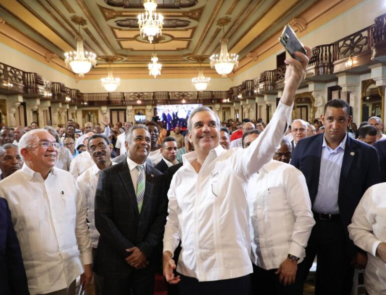 Presidente Abinader entrega ayuda directa a 360 productores afectados por huracán Fiona