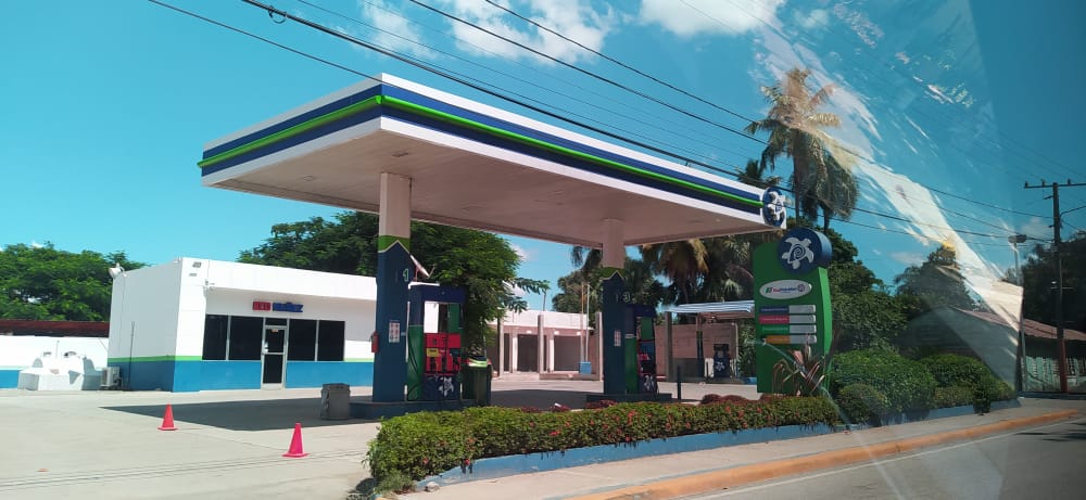 Cierran estación de combustible del alcalde de Comendador por presunta venta irregular