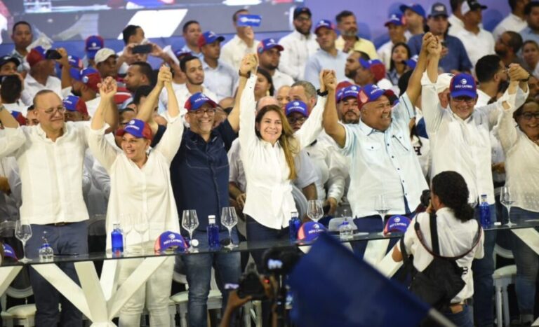 Realizan masivo acto promoviendo la reelección de Abinader, en Santiago