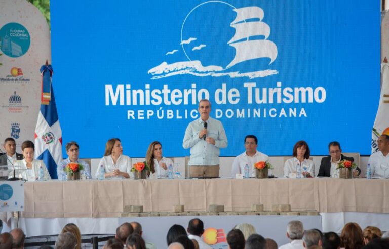 El presidente da inicio a rehabilitación de once vías de la Ciudad Colonial