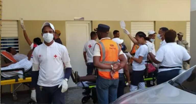 Al menos tres personas reciben asistencia médica tras ser rescatadas por un buque en el mar Caribe