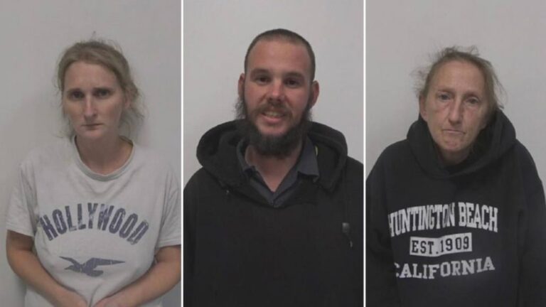 Hallan a un niño que estuvo encerrado en una una jaula para perros desde abril