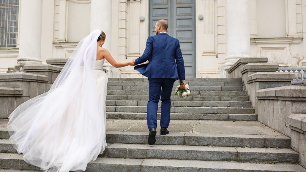 Proponen regalar hasta 20,000 euros a parejas que se casen por la iglesia en Italia