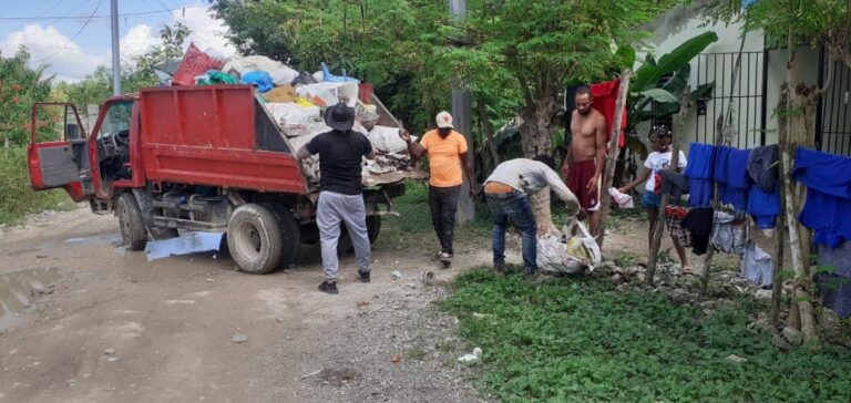 Alcaldía de Boca Chica y la región Ozama de municipio  realizan operativo de recogida de desechos solidos.