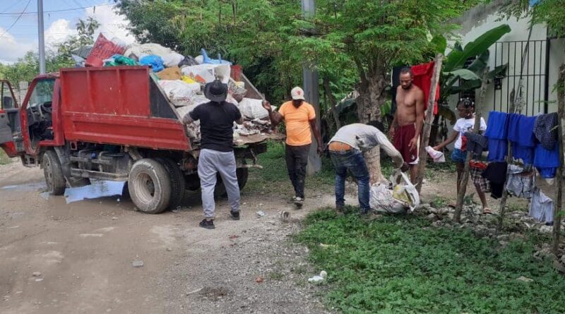 Alcaldía de Boca Chica y la región Ozama de municipio  realizan operativo de recogida de desechos solidos.