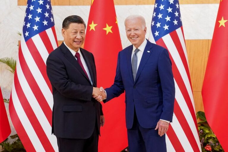 Apretón de manos entre Biden y Xi Jinping en medio de tensiones entre EEUU y China