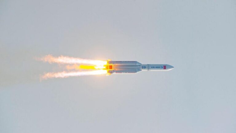 Caos en aeropuertos de España debido cohete chino sin control