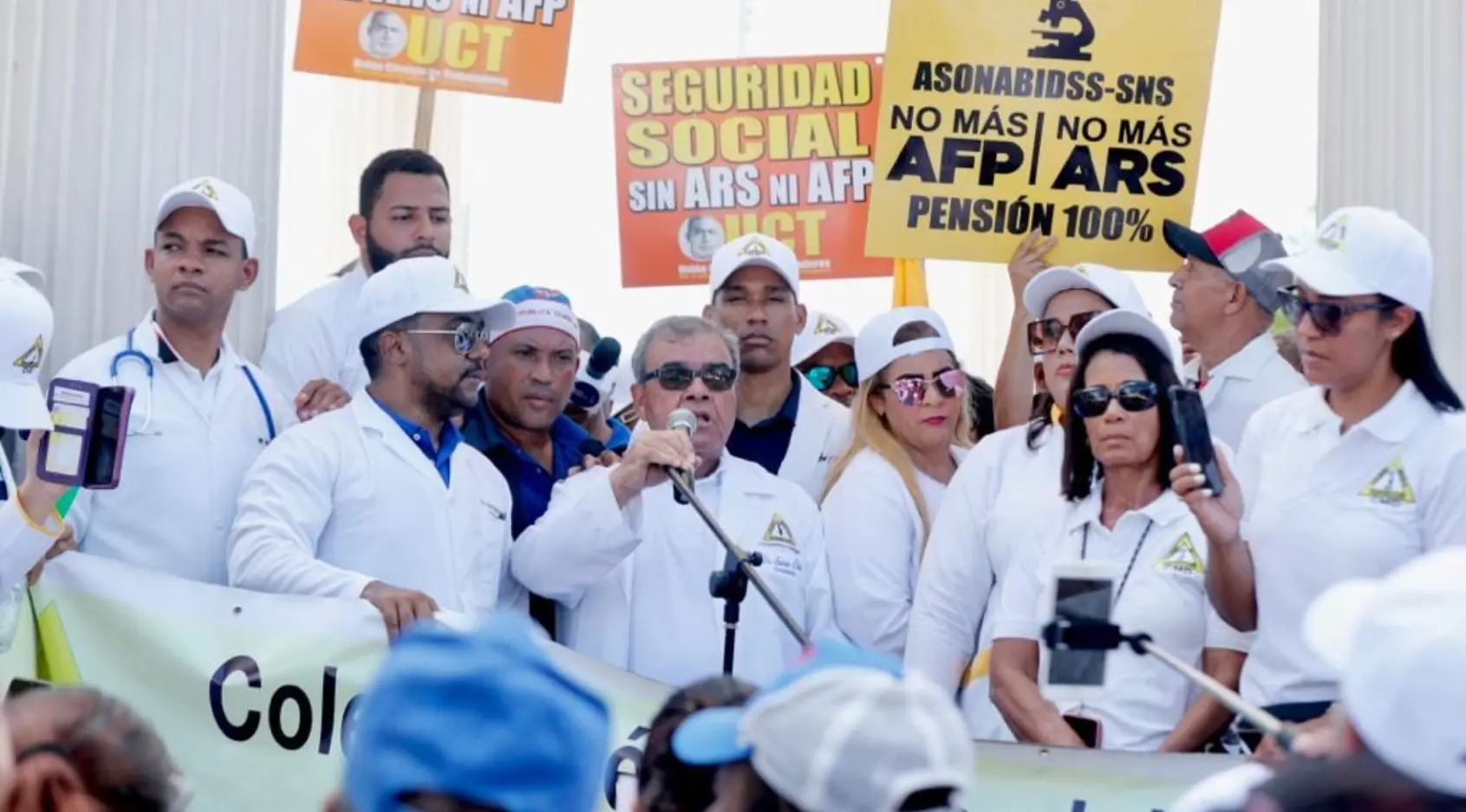Trabajadores llaman al Gobierno a mediar en conflicto médicos y ARS