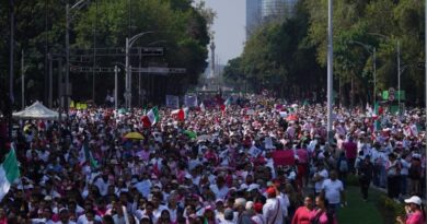 MEXICO: Multitud se manifiesta contra reforma electoral de AMLO