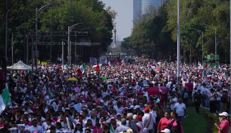 MEXICO: Multitud se manifiesta contra reforma electoral de AMLO