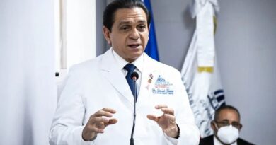 Ministro insiste diálogo entre los médicos y las ARS