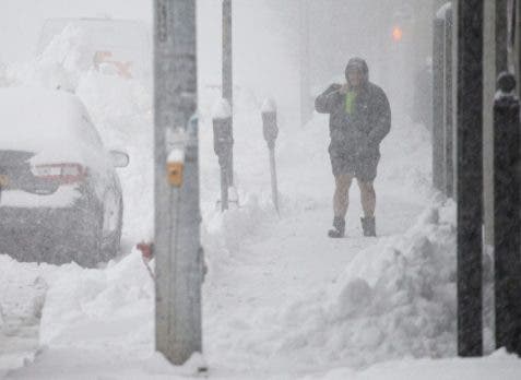Peligrosa tormenta de nieve paraliza parte de Nueva York