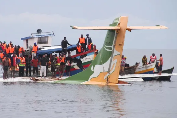 Un avión con 43 personas se estrelló en un lago de Tanzania