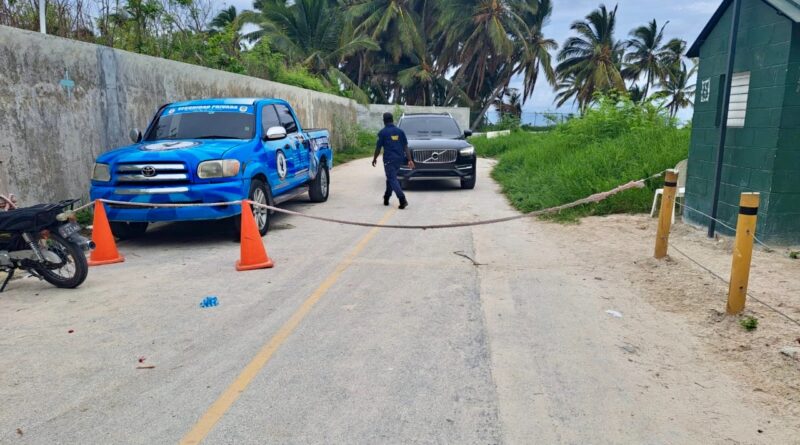 Autoridades retienen camioneta obstruía acceso playa Cabeza de Toro