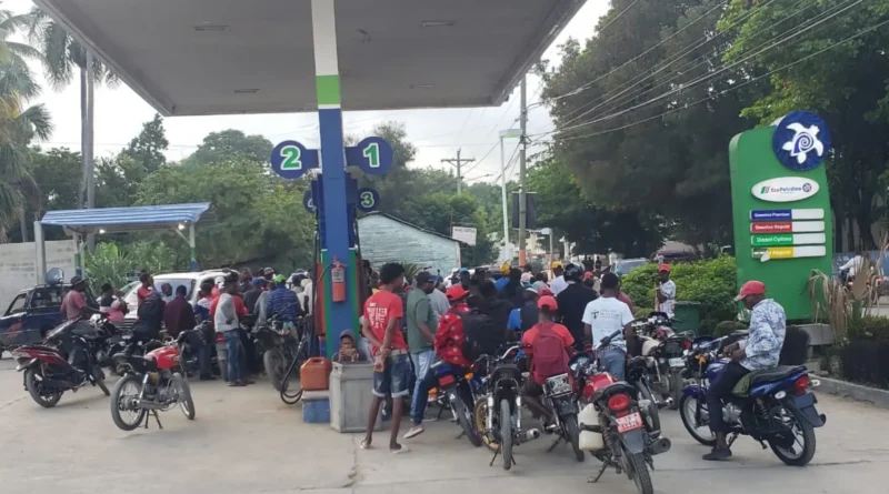 Contrabandistas modifican vehículos para transportar combustibles a Haití