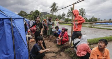 Aumentan a 318 los muertos por sismo en Indonesia