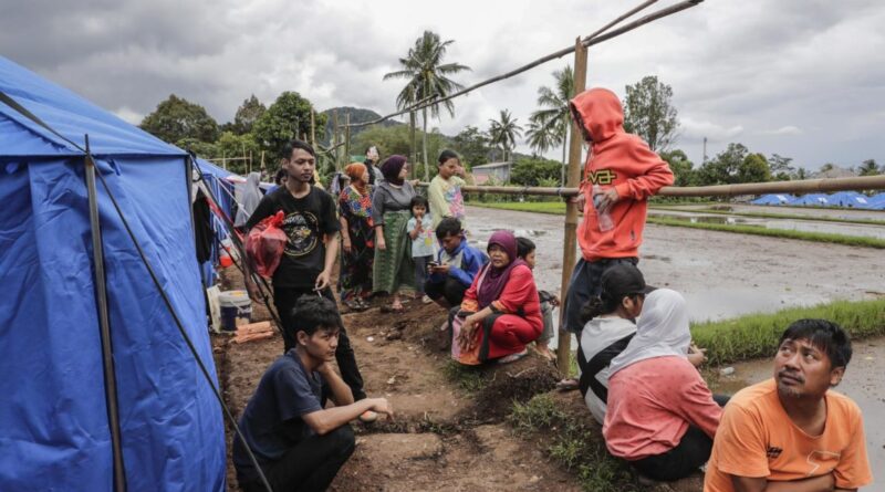 Aumentan a 318 los muertos por sismo en Indonesia