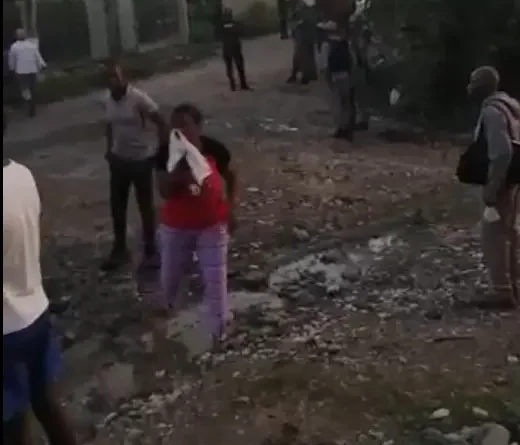 Desalojan residentes en barrio de Villa Mella