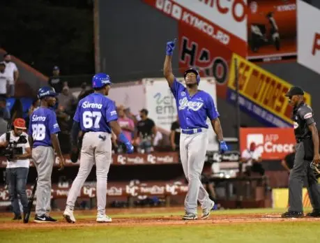 Aquino despacha dos jonrones en victoria Licey sobre Gigantes