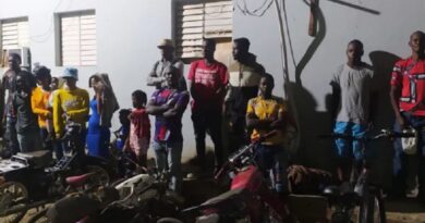 Apresan pareja que transportaba 16 haitianos indocumentados