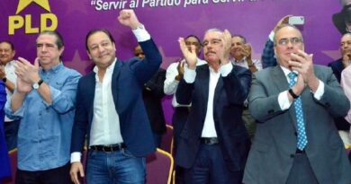 Abel Martínez recibe certificado que lo acredita como candidato presidencial del PLD