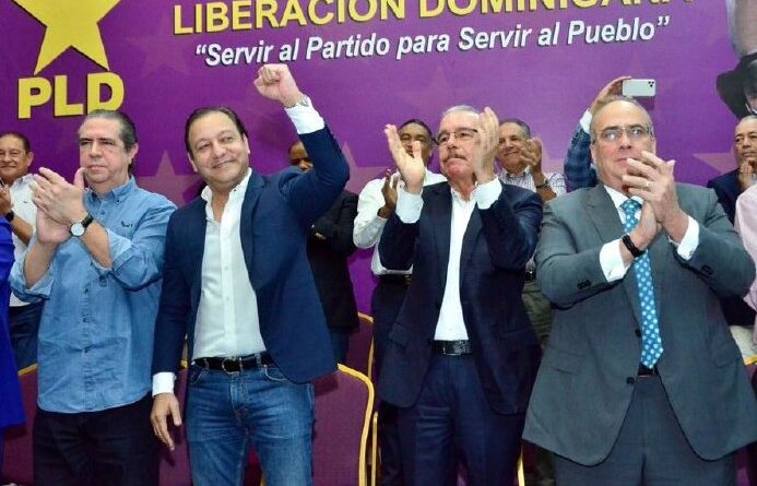 Abel Martínez recibe certificado que lo acredita como candidato presidencial del PLD