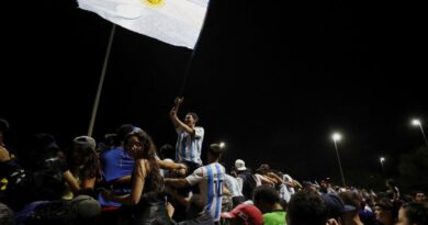 En medio de la algarabía, Argentina recibe a sus campeones