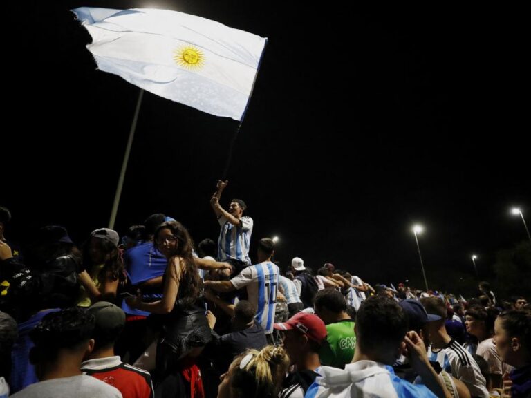En medio de la algarabía, Argentina recibe a sus campeones