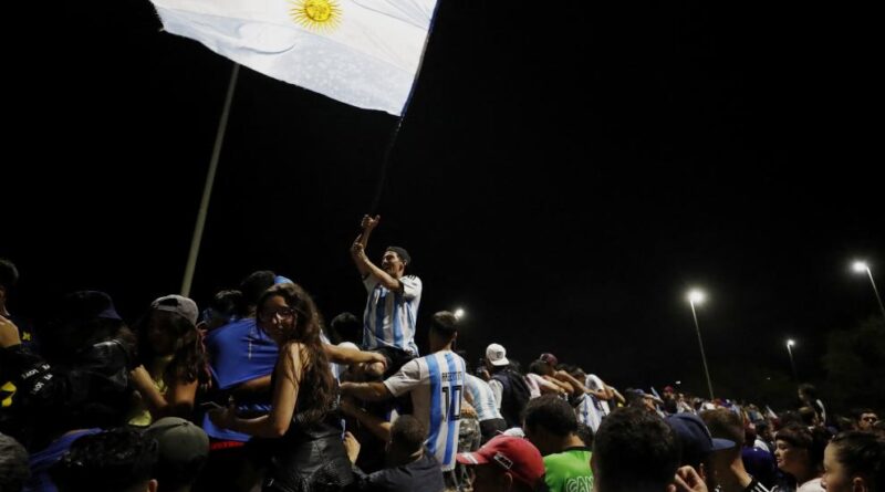 En medio de la algarabía, Argentina recibe a sus campeones