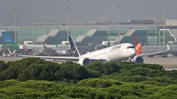 Avión aterriza de emergencia por un falso parto y 28 migrantes saltan a la pista del aeropuerto de Barcelona