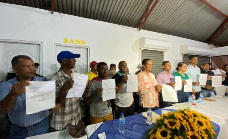 Más de 200 dirigentes del PLD en Hato del Yaque renuncian junto a Director Distrital