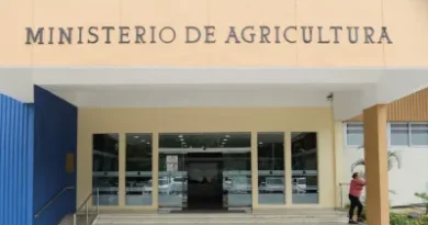 Operadores de tractores exigen pago pendiente por parte del Ministerio de Agricultura