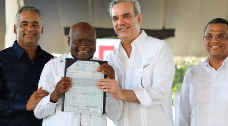 Presidente Abinader entrega 1,300 títulos de un total de 2,817 en Bajos de Haina, San Cristóbal