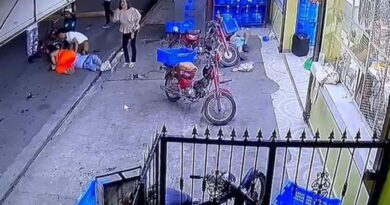 Presunto agente policial mata dos hombres en Baní, huye de la escena