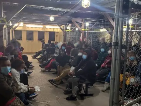 Declaran desastre frontera EEUU por ola de migrantes