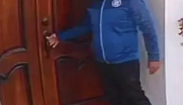 Este ladrón entró a una casa en Santiago con personas dentro y a plena luz del día