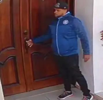 Este ladrón entró a una casa en Santiago con personas dentro y a plena luz del día