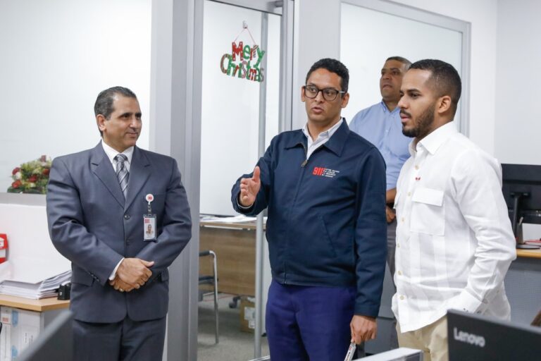 El ministro de la Juventud visita las instalaciones del Sistema 9-1-1