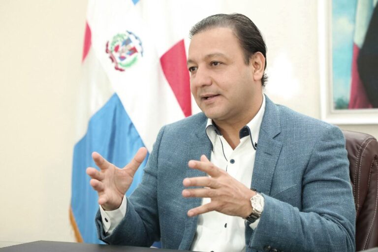 Abel insiste Gobierno permite parturientas haitianas en RD por temor a organismos internacionales ante los que está “arrodillado”