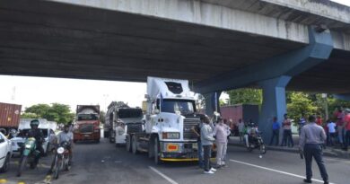 Camioneros obstaculizan el tránsito por la autopista 30 de Mayo