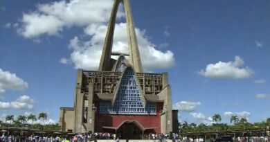 Centenares dominicanos acuden a venerar a Virgen de la Altagracia