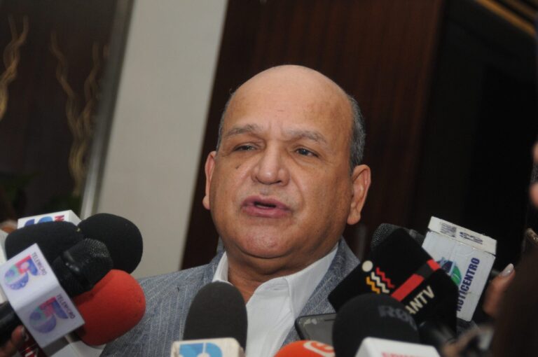 Comerciantes escandalizados por incremento de precios iniciando el año y piden frenar alza del dólar