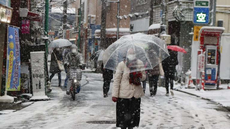 Ola de frío en Japón deja vuelos y trenes cancelados
