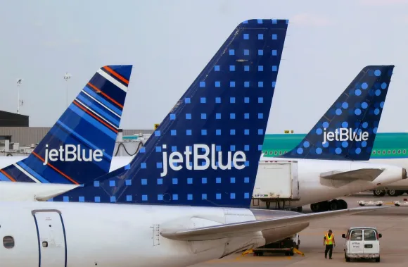 ¡JetBlue de nuevo! Avión con destino a NY aterrizó en el AILA tras calentamiento en el motor