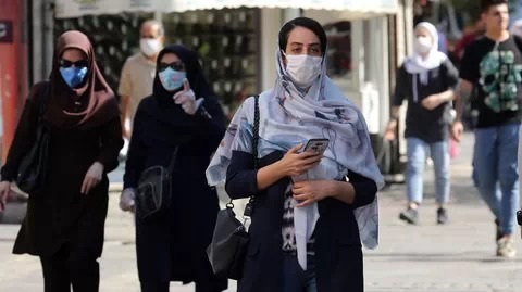 La Fiscalía de Irán pide castigar con firmeza a mujeres que no usen el velo