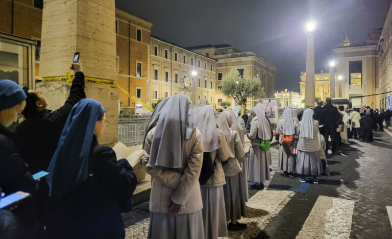La capilla ardiente de Benedicto XVI abre por segundo día en espera del funeral